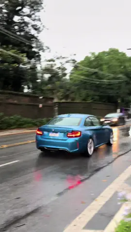 Bmw m2 saiu lindo de lado #bmw #bmwmotorsport #bmwlife #bmwlove #bmwm2 #chuva #avenidaeuropa 