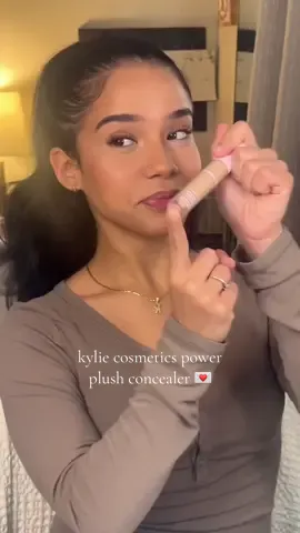 it might’ve been because I tried it with no foundation the last two times, but third time’s a charm the finish had me obsessed!!! 🧸🩷  #kyliecosmetics #powerplushconcealer #kylieconcelar 