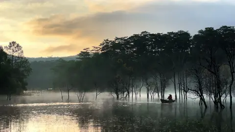 🌸 Người lái đò trên Hồ Tuyền Lâm. Vẻ đẹp này khiến mình có cảm giác thật bình yên 🥰 #hotuyenlam #travel #titdidau 