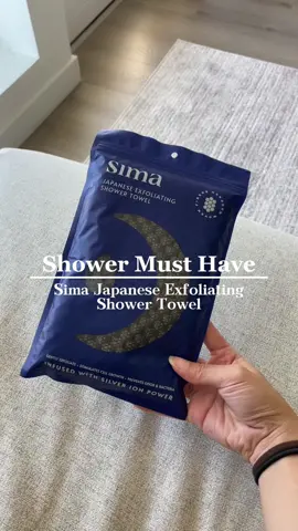 Embracing my daily shower ritual with the Sima Japanese exfoliating shower towel has been a game-changer. @sima.brand #showeritual #bathroomaesthetic #simaexfoliatingtowel #showermusthaves #amazonfinds 