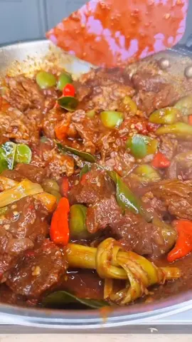 [SAVE AJA DULU] OSENG DAGING MERCON Gilasih dagingnya empuk, dan bumbunya pedes dan meresap kedalam qolbu - 1 kg daging sapi - 1 liter air (tambah bila perlu) - 5 daun jeruk - 1 sdm garam ( rebus daging hingga empuk dengan api kecil ) Bumbu halus : - 20 cabe keriting - 7 bawang merah - 4 bawang putih - 100 ml minyak Lain lainnya : - 5 daun jeruk - 2 sereh - 4 sdm kecap manis - garam, gula - penyedap, lada - 6 tomat hijau - 15 cabe rawit IG / JERRYMCI7 . Follow menu_resep_harian Follow menu_resep_harian . . #resepcemilanenak#reels #reelsvideo #reelsviral #fyp #simplecooking #cooking #resepsederhana #resepmasakan #idemasakan #shortsvideo #viralvideo #kontenviral #kontenmasak #kontenresep #shorts #resepmudah credit:menu_resep_harian