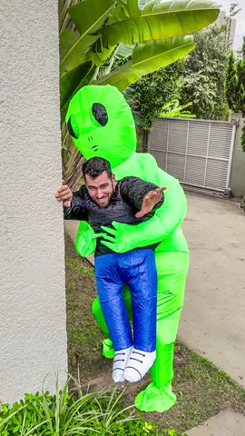 ALERTA!! Fui abduzido por um Alien GIGANTE!👽😂 ✅Link do produto na Bio👉@eusoubarone (produto 680 fantasia Halloween) #aliexpress #viralizou #foryoupage #viral #Halloween #fantasia #barone