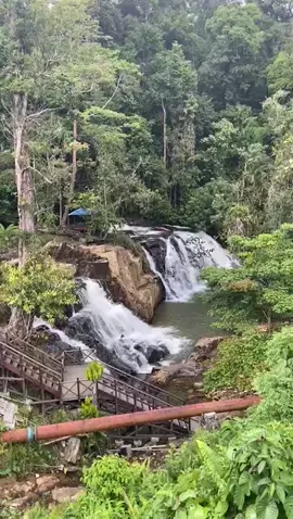 Air terjun yang tidak jauh dari Kota Sampit. Suasana yang sejuk dan nyegerin membuat healing menjadi semakin smeriwingggg. #alam #air #terjun #paradugal #healing #tipistipis #kalteng #seruyan #camping 