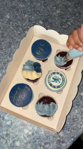 Chelsea FC cupcakes 💙🤍 #chelseafc #chelseacupcakes #birthdaycupcakes #pipingtutorial ✨