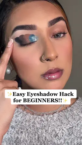 This eyeshadow placement hack + this colour combo = 🔥🔥 What do we think? . . #eyeshadowhacks #makeuphacks #eyeshadowforbeginners #eyeshadowplacement #makeupforbeginners #easyeyeshadow 