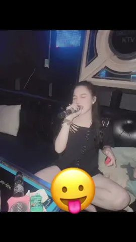 Con người là quả lắc giữa nụ cười và nước mắt ☘️