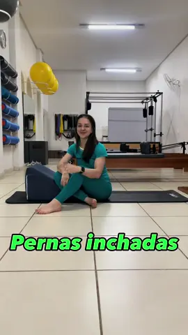 Passou fim de semana e ficou com as pernas inchadas?  Preparei uma sequencia simples de você fazer.  #pernasinchadas #pernaspracima #descansar #pilates #patosdeminas 