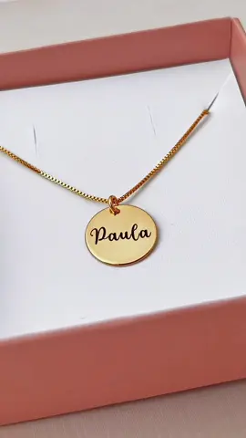 Colar personalizado com o seu nome ou frase.  Peça já o seu! #relicario #acessorios #acessoriosfemininos #colarespersonalizados 
