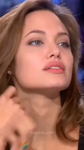 ANJELİNA JULİ GÜLÜŞE BAK BEEE😍 #anjelinajolie #yabancifilm #aksiyonsevenler #keşfet #guzelsozler #guzelkadin #gulusuguzel 