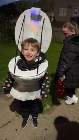 #skibiditoilet #trickortreat #halloween #skibidicostume #skibidisong #bestcostume 