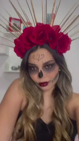 Tutorial de coroa de caveira mexicana que fiz pra esse halloween 🌹🎃 Usei so abraçadeiras, uma tiara simples, rosas falsas e tinta spray dourada!  #halloween #caveiramexicana #coroa #spookyseason #tutorial 