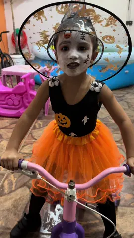 A vassoura da bruxa! #divertido #vídeoskids #videosparacrianças #brincando #criançaarteira #i vídeosinfantil #maeefilha #tiktokparacriança #Miniblogueira #TikTokInfantil #TikTokBeleza @Doce Manu & Eu 