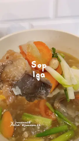Resep lengkap: Iga sapi Daun salam Jahe geprek Bawang putih Bawang bombay Batang daun bawang Bunga lawang Cengkeh Kayu manis Kapulaga Garam Lada Penyedap Bubuk pala Kadu blok sapi Wortel Kentang Daun bawang Daun seledri Tomat merah #sopiga #sopigasapi #resepsimple #resepmasakan #idemasakan #menumasakan 