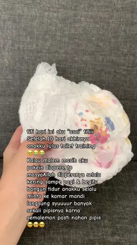 Tidak lupaaaa harus kubanggakan diriku inii dengan kesabaran setipis tissuueee akhirnyaa kelar juga toilet training, harus bgt main feeling tiap malem, pokoknya begitu ngerasa udh wktnya pipis ni kayaknya, langsung angkat bawa kamar mandii, telat dikit takut besoknya jemur kasur 🥲🤣 masyaAllah tabarakallah  #toilettrainig #toilettrained #toilettraining #toddler #30monthold #momoftoddlers #momlife 