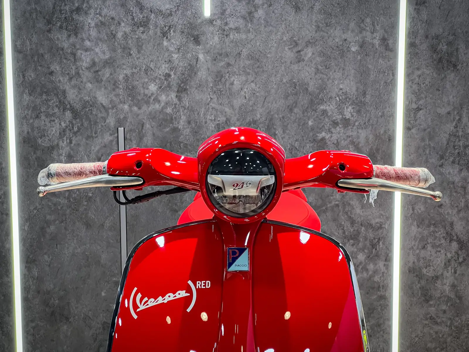 Vespa 946 Red Product™  HQCN 2017 đỏ zin 1 chủ odo chuẩn 4800 km BSTP ngay chủ. Xe chuẩn chất 1 chủ,đầu nồi zin chưa chạm,sơn zin 98% chưa qua dặm tút 👍👍👍 #Showroom369_Vespa946 #hàkimhoàng #Showroom369 #vespa #vespa946 