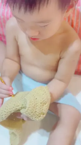 最近在鉤東西，兒子也學的有模有樣的😂 #一歲4個月 #學人精 