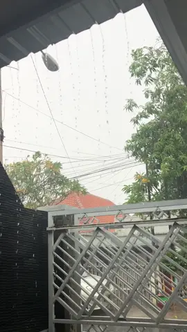 Rumahku dan hujan.