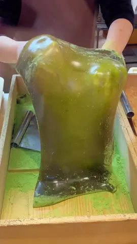 ぷるぷる食感のわらび餅とモチモチのみたらし団子が食べられるお店！ドリンクセットで1,200円はコスパいい！店員さんも優しくて素敵で最高だった！#京都グルメ #japanesefood #tiktokfood  📍藤菜美 京都府京都市東山区清水3-338