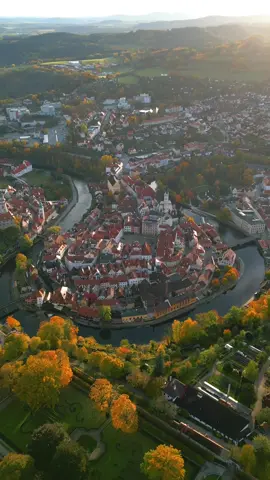 Autumn in Cesky Krumlov 🍂🇨🇿 - #ceskykrumlov #krumlov #autumn 
