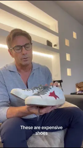 Did someone say carrie bradshaw?  #neiperte #zioenrico #50enne #outfitdelgiorno #outfitoftheday #stileitaliano #italianman #fitcheck #familiaitaliana #neiperteee #menoutfitideas #modauomo #outfituomo #italianstyle #fyp #fypfashion #italianuncle #shoppinghaul #manclothing #octoberhaul #romeshopping 