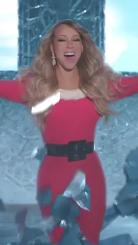 IT’S TIIIIIIIME, ela descongelou! Mariah Carey acaba de decretar o início da época natalina. Nossa rainha do R&B foi devidamente descongelada, e agora falta muito pouco para a época mais gostosa do ano! No vídeo, a artista ainda se divertiu com os filhos, Monroe e Moroccan! Prontos para se deliciarem com muita uva passa e panetone? Só falta o Roberto Carlos agora… 📹 Reprodução/ @Mariah Carey