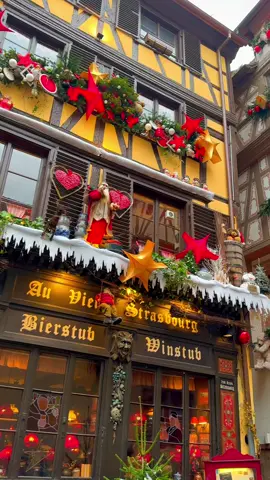 Şimdi burada olmalıydık dediğin 2 arkadaşını yoruma ekle 🥰  Fransa’da yılbaşı denildi mi akla ilk gelen yer, İsviçre ve Almanya sınırında yer alan Strasbourg...Tam da şu sıralar ziyaret edilecek çok özel yerlerden biri. Hem güzel hem de romantik... İşte size Strasbourg yılbaşı rehberi... 1570 yılından beri var olan, tarihi adıyla ‘Christkindelmärik’ olan Avrupa’nın en büyük ve en eski Noel Pazarı’nı görmek için her yıl binlerce turist Strasbourg’a akın ediyor.  Şehir merkezi araç trafiğine kapalıdır. Bu sayede her yeri yürüyerek gezebilirsiniz. Yapmanız gerekenler arasında ilk sırayı ‘Place Gutenberg’ ile ‘Place Kleber’ arasını yürümek ve Place Kleber’e kurulan, üzeri ışıl ışıl, rengârenk süslerle donatılmış devasa çam ağacını görmek olmalıdır. #france #strasbourg #christmas #newyear 