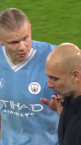 QUÉ IMAGEN 😍 La conversación de Pep Guardiola y Haaland sobre los remates de cabeza del noruego 👀 Son dos genios que buscan mejorar SIEMPRE... hasta cuando ganan el derbi de Manchester 🙌 #FeverPitchLive #Haaland #PepGuardiola #PremierLeague #deportesentiktok #ManchesterCity #Futbol #tiktoksports #football #tiktokfootballacademy #DAZN