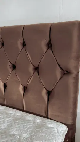 Cabeceira botonê veludo marrom. Aconchegante e versatil, modelo disponível 140cm. #cabeceira #cabeceiracama #cabeceiracama #cabeceiradecama #videira 