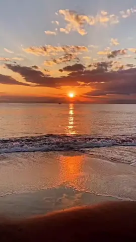 #noviembresinti #reik #playa #puestadesol #musicaromantica #baladasromanticas #noviembre #mar #maryarena #solmaryarena #orilladelmar #costa #sunset #oceano #nubes