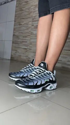 Nike AirMax Plus Tn ‘Sean Foam *IMAGENS REAIS* ⬇️Valor promocional⬇️ •••••R$ 329,99•••••• Link na bio📲 #fy #tn #fyp #nike #foryou 