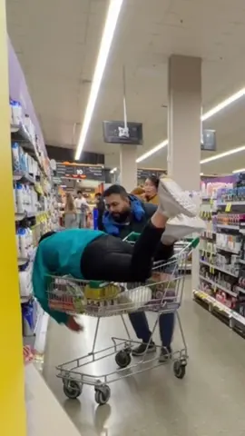 Guy pranks several people in the supermarket #BVIRAL