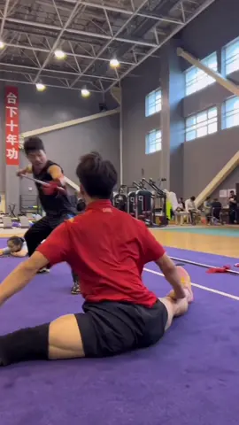 Testemunhe a extraordinária habilidade e precisão da arte marcial Wushu neste fascinante vídeo. O praticante demonstra não apenas a força e a agilidade inerentes ao esporte, mas também uma profunda compreensão das técnicas avançadas de esquiva, habilmente evitando uma lança em movimento com uma graciosidade surpreendente. O Wushu, originário da China, integra movimentos combativos e performáticos, unindo a beleza da expressão física à técnica marcial. Nas rotinas de Taolu, movimentos acrobáticos e manipulação de armas, como observado, são coreografados meticulosamente para criar um espetáculo visual que também demonstra as habilidades marciais do atleta. Cada movimento, da esquiva ao ataque, é uma manifestação da filosofia e maestria do Wushu, fundindo a arte e o combate em uma dança verdadeiramente hipnotizante de poder e elegância.  #passadobr #curiosidades #vocesabia #misterio #artemarcial 