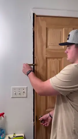 Guys are showing off all the problems in their college house #BVIRAL