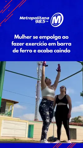 Uma mulher se empolgou ao fazer o exercício em uma barra de ferro e acabou tomando um tombo daqueles!