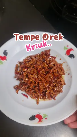 -Tempe Orek / Orek Tempe Siapa nih yang doyan tempe orek ? Kali ini mamak punya tempe stengah papan dibikin ini aja, asli dikira bakal melempem gitu mak, ternyata engga dong Kriuk, caramel gituu. Enak bangett Bahan² : - tempe ½ papan (stock yang ada) - 3 siung baput, bamer, cabe merah kriting - 2 sdm air asam jawa - kecap secukupnya - gula merah secukupnya Yuk coba bikin ✨️✨️ #orektempekering #orektempe 