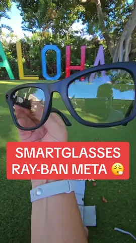 Tengo los nuevos lentes inteligentes Ray-Ban Meta y están ¡INCREÍBLES! Puedes tomar fotografías, grabar videos de un minuto e incluso transmitir en vivo en Facebook o Instagram. Ademas, puedes escuchar música y usarlos como manos libres para tomar llamadas telefónicas.  #Tech #geek #techtok #geektok #rayban #raybanmeta #meta #smartglasses #fyp #fypシ 