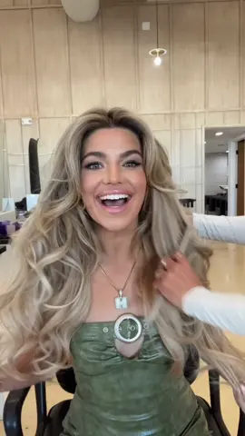 I LOVE THIS LOOK @Hairby_chrissy killed it #hotcurlers #blondehair 