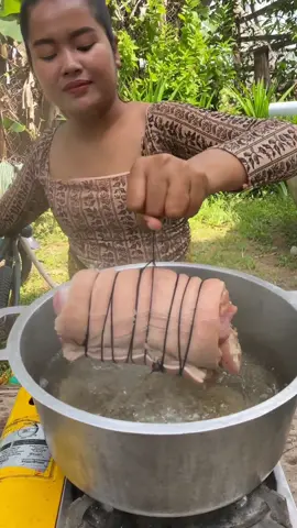 Crispy pork belly roll roasted, YUM #yum #yummy #tiktok #tiktokusa🇺🇸 #tiktokkhmer #eating #tiktokkhmer🇰🇭 