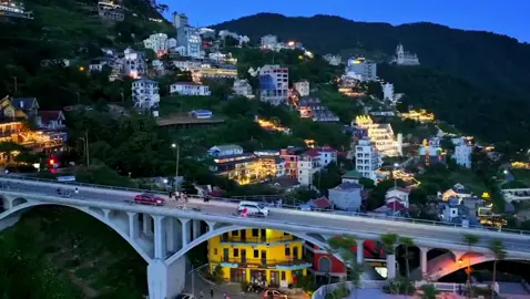 Tam Đảo là một thị trấn thuộc tỉnh Vĩnh Phúc, nằm cách Hà Nội khoảng 80km. Vào những ngày trời nắng, đứng từ Hà Nội, bạn có thể được 3 ngọn núi Thiên Thị, Thạch Bàn, Phù Nghĩa ở Tam Đảo nhô lên giữa biển mây trắng muốt, cái tên Tam Đảo cũng từ đó mà hình thành. Nhờ sở hữu những cảnh sắc thiên nhiên hùng vĩ cùng khí hậu đẹp suốt 4 mùa cùng những công trình kiến trúc ấn tượng, Tam Đảo là địa điểm du lịch được công nhận là địa điểm du lịch quốc gia ở Việt Nam và thu hút được rất nhiều du khách ghé thăm mỗi năm. cre: North  #dulichtam #tamdaovinhphuc❤️ 