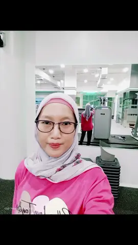 Usia jangan menghalangi buatmu untuk olahraga.. sama coach Feri @coach.feri  #flashfitnessroyalplazasby  #olahraga #gym 
