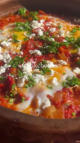 🍳 🌶️🍅Chakchouka  Tajine Ingrédients : 3/4 œufs 1 poivron rouge 1 oignon haché 1 gousse d'ail râpée 4/5 tomates mûres feta huile d'olive sel et poivre paprika piment fort et cumin (facultatif) persil et coriandre ciselés Dans un tajine, faites chauffer l'huile d'olive à feu moyen. Ajoutez l'oignon puis faites-le revenir jusqu'à ce qu'il devient translucide Ajoutez le poivron rouge et l'ail, et laissez-le cuire pendant quelques minutes jusqu'à ce qu'il ramollisse. Incorporez les dés de tomates, le paprika, le sel et le poivre. Mélangez bien le tout. Laissez mijoter le mélange pendant environ 20-25 minutes jusqu'à ce que la sauce soit réduite et épaissie. Faites des petits creux dans le mélange de légumes et cassez les œufs un par un dans ces creux. Couvrez le tajine et laissez cuire pendant encore 5 à 7 minutes, ou jusqu'à ce que les blancs d'œufs soient cuits et les jaunes encore légèrement coulants. Saupoudrez de coriandre fraîche hachée, de la feta sur le dessus #chakchouka #tajine #recettediner #cuisinemediterraneenne #shakshoukaeggsrecipe #shakshuka #cuisinemarocaine🇲🇦 #foodietiktok #RecetteFacile #CuisineMaison