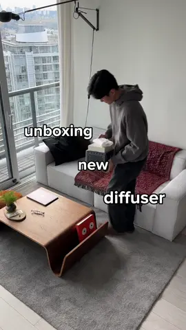unboxing this tiktok famous diffuser from @SEASONS  #homedecor #interiordesign #livingroomdecor #apartmenttheraphy #asmr #unboxing #midcenturymodern #diffuser #minimalist #japandi #ikea #decor #livingroom #smallapartment #designwithinreach #cozyhome #howwelive #Lifestyle #apartmentinterior 