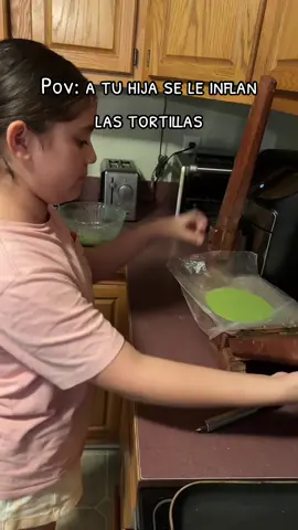 She made the masa and everything😌 Tortillas de nopales y espinacas 🌵#tortillasamano #tortillas #fyp #parati