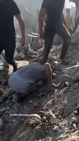 ketika seorang ayah mencari keberadaan anaknya di bawah reruntuhan 😭😭😭...  Yaa Allah 😭😭😭 #freepalestin #freedompalestine🇵🇸🇵🇸 #istandwithpalestine #gazapalestine #fypシ゚viral 