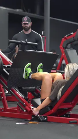 They put 6 plates on one side & 5 plates on the #gym #girl #gymgirl #usagirl #russian #trending #viral #foryou #fyp #foyoupage #j4f #usa #usa_tiktok #tiktok