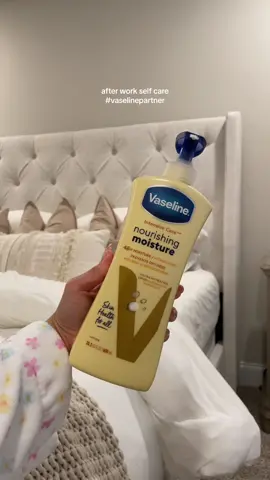 okay so y’all know i love good post shower care and i’m a lotion fanatic so trust when i say i am highly impressed with how moisturizing yet lightweight this formula is @Vaseline Brand #vaselinepartner #aftershower #SelfCare #vaselinelotion 