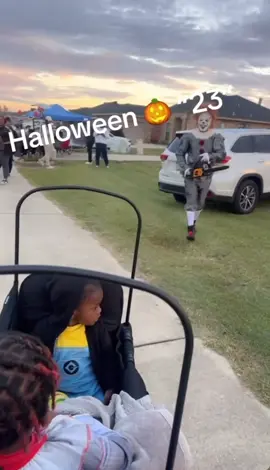 Now he know he did this lil kid wrong 😂 #clowns #halloween #scaredme #lilkids #funnyvideos #notmyvideo #pennywise 