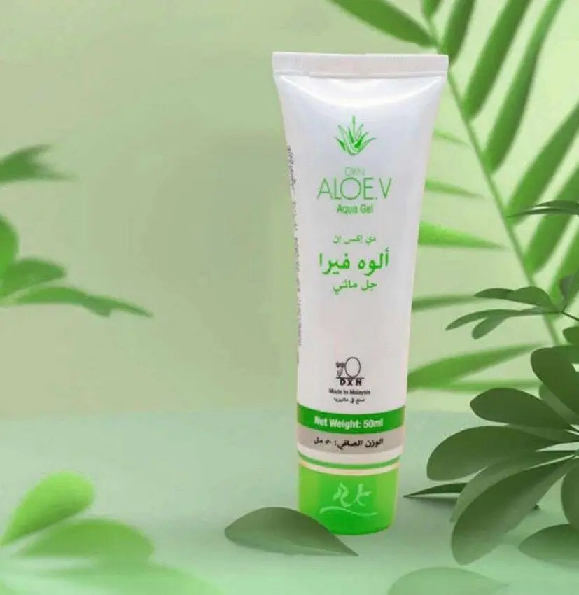 الوفيرا مرطب نهاري  Dxn aloe aloe aqua gel المرطب النهاري من مجموعة الألوفيرا للعناية بالبشرة , مرطب خاص عبارة عن جل يستخدم أثناء النهار ، تمتصه البشرة بسهولة وبسرعة ، يرطب الجلد و يحتوي على خلاصة الألوفيرا ، وعدة مرطبات خاصة من الوفيرا dxn. يقوم بحماية البشرة من فقدان الرطوبة ، ويطهر مسام الجلد ، ويزيل آثار المكياج . إن استخدام المرطب النهاري بعد استخدام تونر الألوفيرا وغسول الوجه ، يساعد على الحفاظ على بشرة شابة ومظهر جيد ، ويترك البشرة نظيفة ناعمة ومنتعشة.