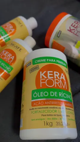 Um tratamento mais que completo para o seu cabelo! 🤩 Conheça a nossa linha KeraForm Óleo de Rícino e fortaleça a saúde dos seus fios de uma vez por todas! 💚🤩😉 #skafecosméticos #skafekeraform #skafericino #henezadas #produtosveganos  