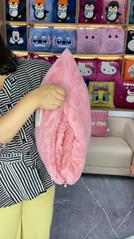 Chăn lông cừu mền như lụa,mịn như nhung,nhẹ như lông vũ mà ấm áp như tình mẹ😍 .Với thiết kê độc lạ có khoá kéo,gấp gọn vừa làm chăn vừa làm gối,mang đi trên oto rất tiện #chanlongcuu #chanlongvu #chanmuadong #giadungtienich #xuhuong